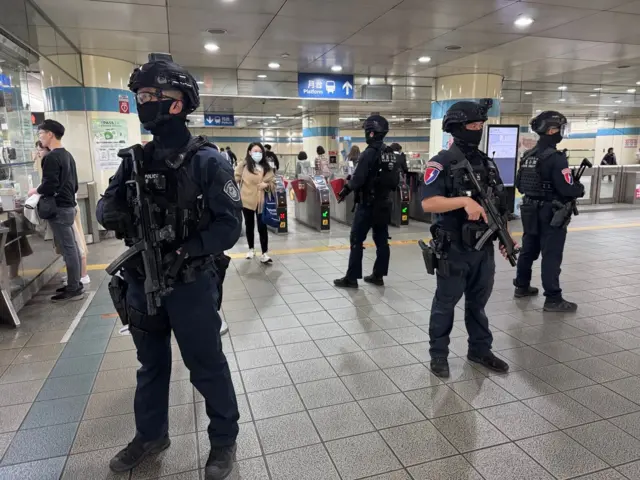 持輕機槍特警在台北車站捷運站內站崗(19/12/2025)