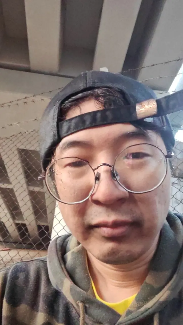 李先生获救后的自拍照。