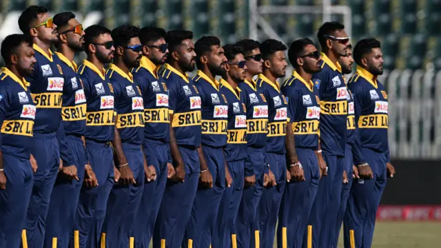 ශ්රී ලංකා ක්රිකට් කණ්ඩායම පකිස්ථානයේදී ජාතික ගීය වාදනය කරන අවස්ථාවේ සීරුවෙන් සිටි අවස්ථාව