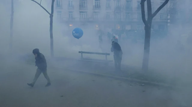 دو نفر در خیابان دودآلود