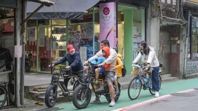 台北街头一个家庭骑脚踏车车