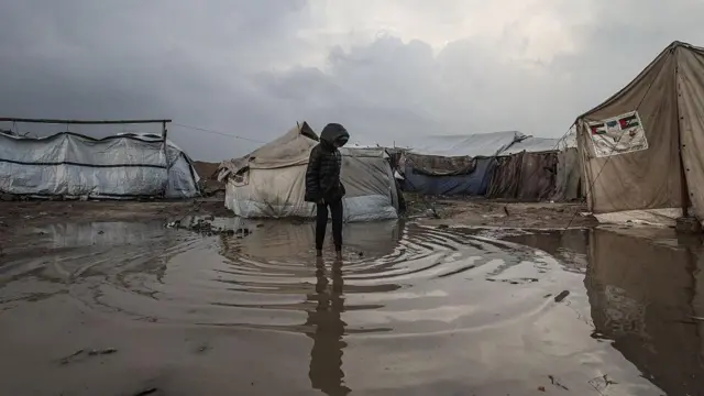 يعاني الفلسطينيون من الفيضانات التي غمرت مخيم البريج للاجئين في مدينة غزة، بعد هطول أمطار غزيرة في ١١ ديسمبر/كانون الأول ٢٠٢٥. وتتفاقم أوضاع النازحين الذين دُمرت منازلهم في الهجمات الإسرائيلية، حيث يواصلون معاناتهم ليس فقط من ويلات الصراع، بل أيضاً من تدهور الأحوال الجوية.
