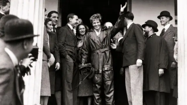 عکس آملیا ارهارت در لندن میان تشویق دوستداران