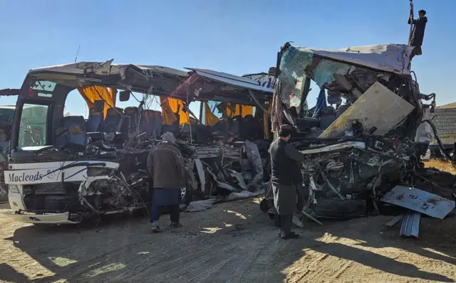 دو موتر مسافربری تصادف کرده