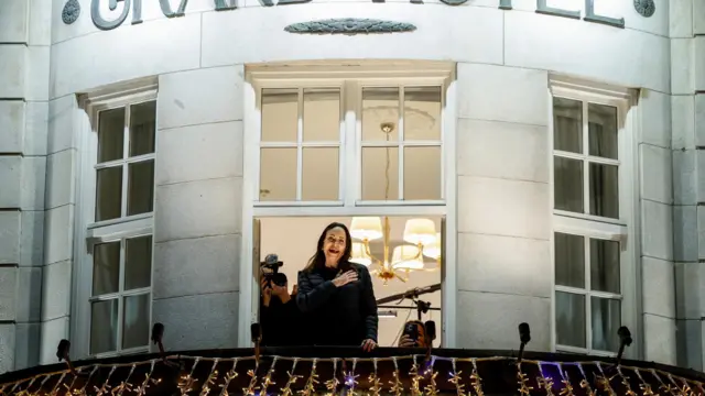 خانم ماچادو شب گذشته پس از ماهها مخفی بودن برای اولین بار در شهر اسلو، پایتخت نروژ برای طرفدارانش از بالکن یک هتل دست تکان داد