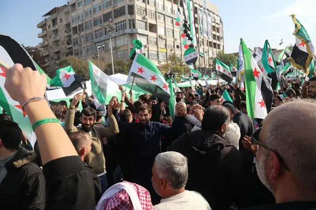 سوريون في حماة يحتفلون بمرور عام على سقوط نظام الأسد.