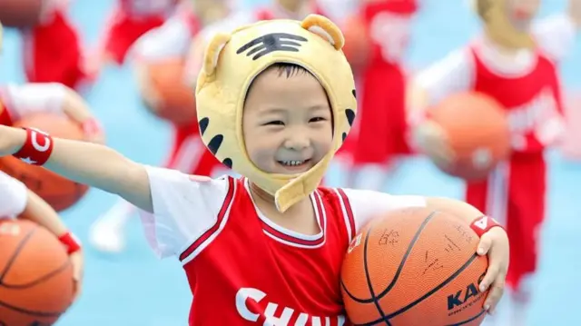 抱篮球的小孩子