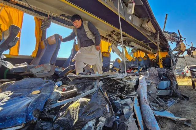 میزان خسارت در هر دو حادثه را میتوان از روی خودروهای آسیب دیده تخمین زد