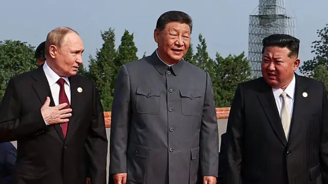 (左起)俄羅斯總統普京與中國國家主席習近平及朝鮮領導人金正恩並肩行走