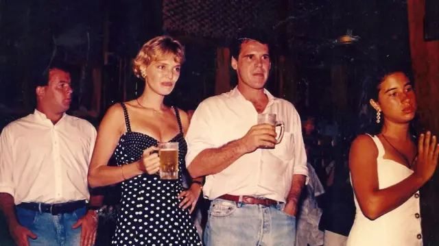 ॲनेट आणि पासजे हातात बिअर घेऊन एकाच दिशेकडे पाहताना