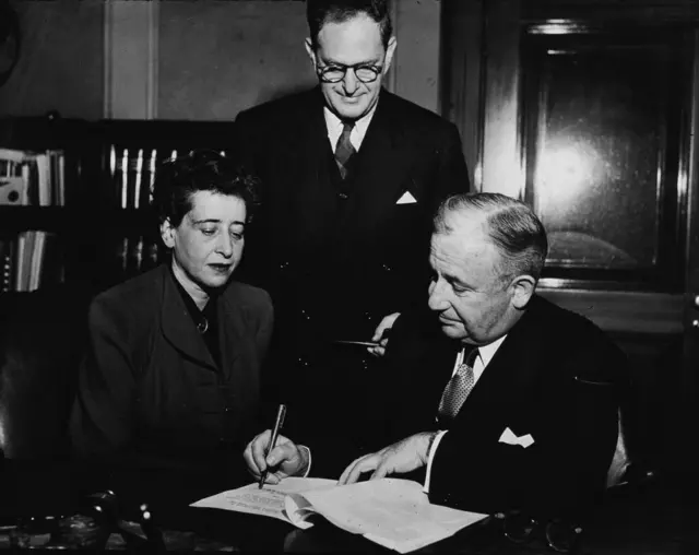 قاضي المحكمة العليا لولاية نيويورك، ويليام سي. هيخت الابن، المفكرة السياسية والكاتبة الألمانية المولد والأمريكية الجنسية حنّة آرنت، وجيمس مارشال