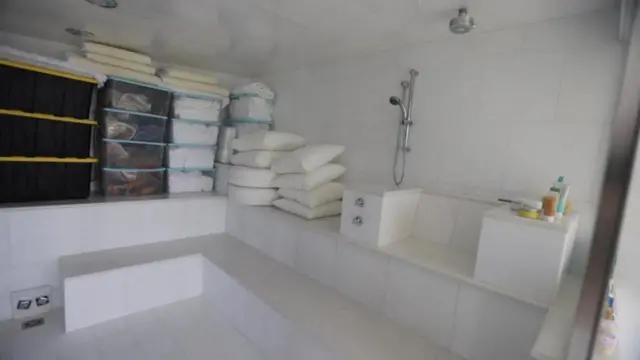 这些照片和影片似乎展示了这个处位于美属维京群岛的住所内的几间卧室,其他照片则展示了房屋内的个人物品