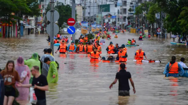 صورة من أحد شوارع فيتنام بعد الفيضانات