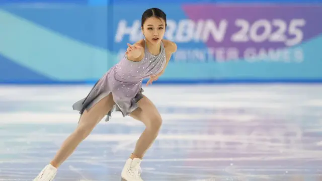 2025年2月12日,在中国黑龙江省哈尔滨举行的第九届亚洲冬季运动会花样滑冰女子单人短节目比赛中,中国选手朱易正在参赛