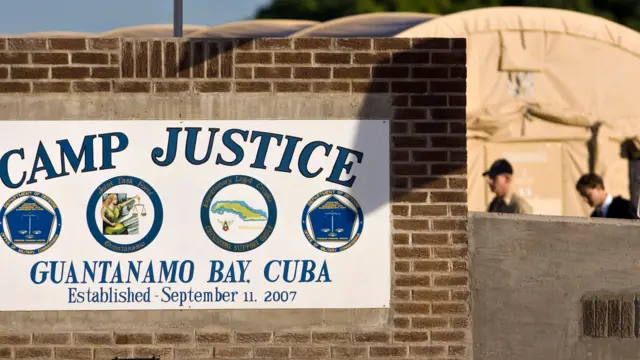 2008年6月5日,法律辯護團隊的成員走在位於古巴關塔那摩灣美國海軍基地的美國軍事戰爭罪行法庭上。