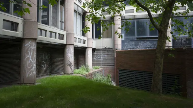 前皇家铸币厂旁一座布满涂鸦的荒废办公室大楼(10/6/2025)