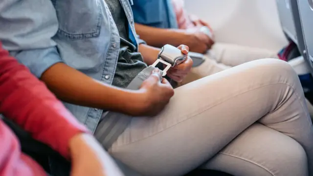 سه مسافر که چهرهشان معلوم نیست روی صندلی هواپیما نشستهاند