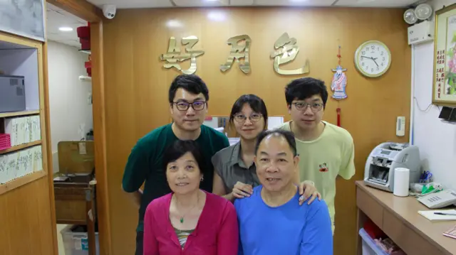 好月色黄金有限公司为家族经营,后排中间其为中一个负责人江敏琪。