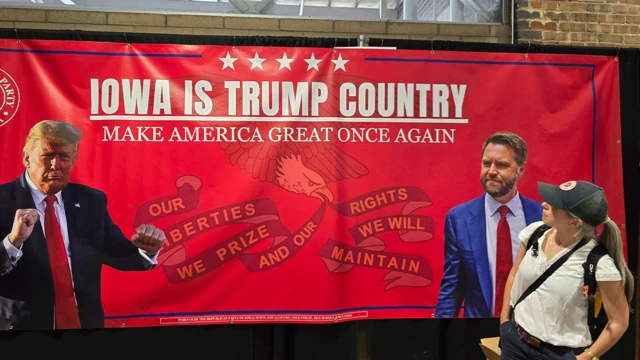 特朗普及萬斯的橫額,上面寫著「愛荷華州是特朗普之國」