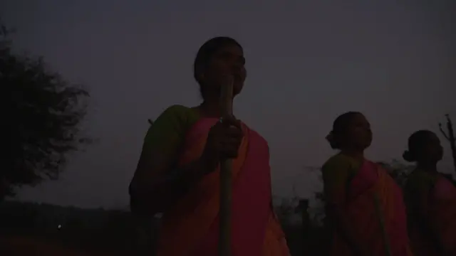 किर्र अंधारात मुलांना असं देतात संरक्षण