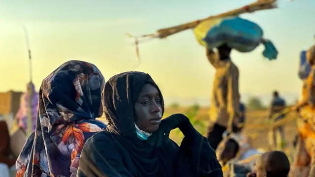 صورة أرشيفية لامرأة سودانية نازحة، تستريح في منطقة طويلة، في إقليم دارفور غربي البلاد الذي مزقته الحرب، في 28 أكتوبر/تشرين الأول 2025، بعد فرارها من الفاشر عقب سقوط المدينة في أيدي قوات الدعم السريع. تُظهر الصورة السيدة التي ترتدي عباءة سوداء ويغطي شعرها حجاب أسود، بينما تضع يدها أسفل حدها الأيسر.