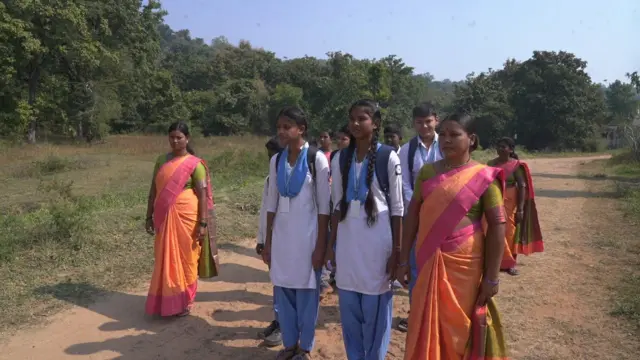 वाघाच्या दहशतीत रात्रीच्या किर्र अंधारात हातात काठी घेऊन विद्यार्थ्यांचं संरक्षण करणाऱ्या चार धाडसी महिलांची गोष्ट