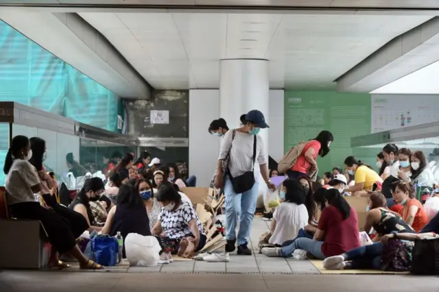 一群外佣假日的时候,聚集在中环一带。