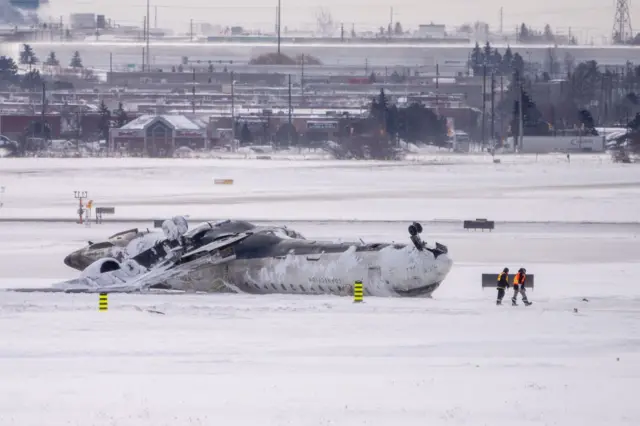 هواپیمایی در میان فرودگاه برفی تورنتو واژگون شده
