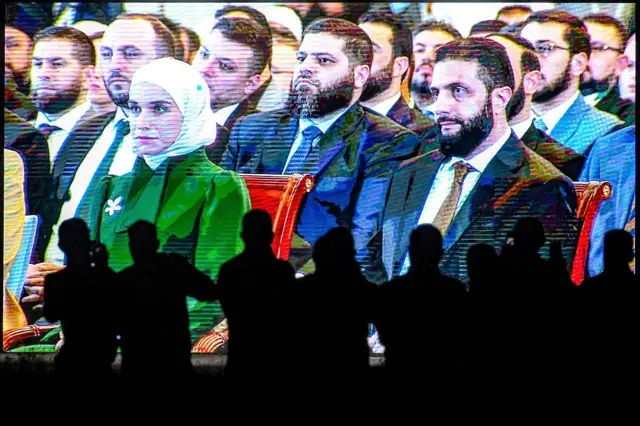 أحمد الشرع وزوجته يحضران حفلاً في القصر الرئاسي للكشف عن الشعار الوطني الجديد لسوريا (3 يوليو/ تموز 2025)