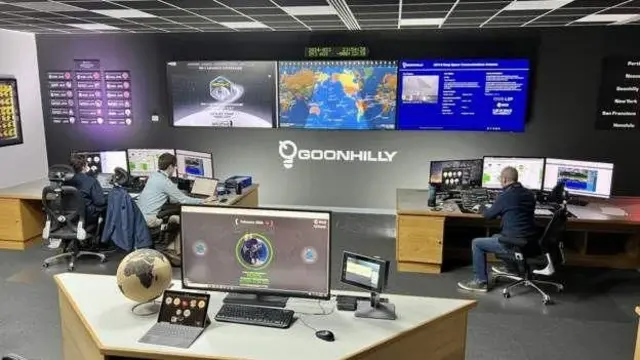 مسئولان اتاق فرمان در «ایستگاه گونهیلی زمین» در کورنوال با اضطراب منتظر دریافت سیگنال بعد از فرود کاوشگر بودند