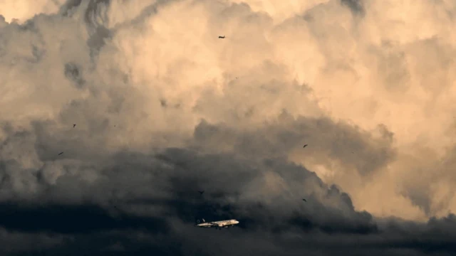 هواپیمایی در آسمان بسیار ابری و گرفته