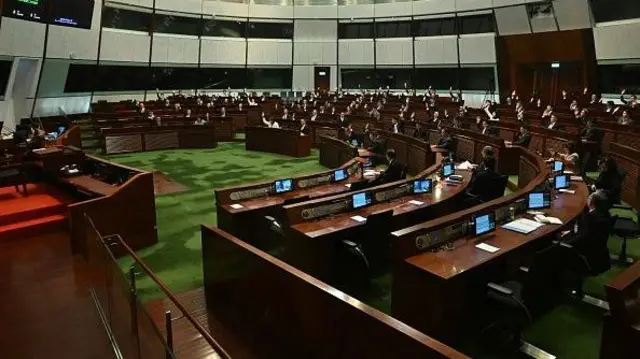 2026年1月14日,香港新一届立法会首次会议,集中讨论宏福苑灾后支援及安置工作。