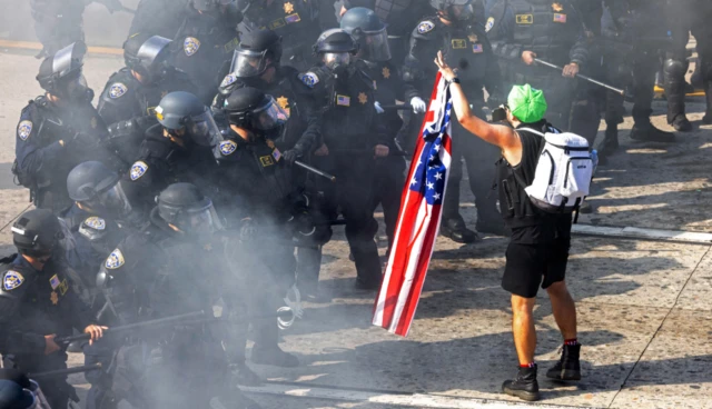 مظاهرات تضامناً مع المهاجرين في لوس أنجليس