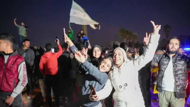 የበሽር አል አሳድ መውረድ እንደተሰማ ሶሪያውያን በዋና ከተማቸው ደማስቆ አደባባይ ወጥተው ደስታቸውን ገልፀዋል