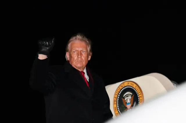 يستقل الرئيس الأمريكي دونالد ترامب طائرة الرئاسة "إير فورس ون"