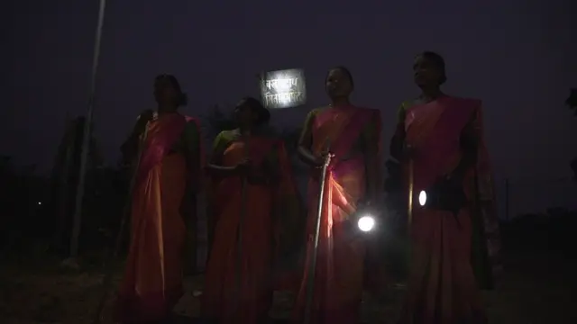 किर्र अंधारात मुलांना असं देतात संरक्षण