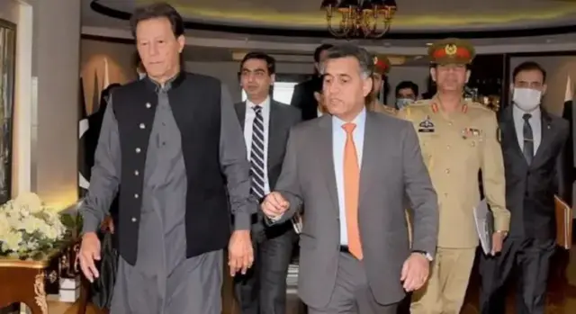 فیض حمید له عمران خان سره روان دی او تر شا یې نور ملکي او پوځي چارواکي هم ښکاري.