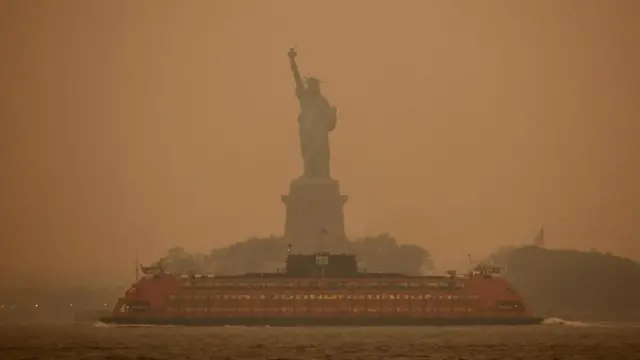 مجسمه آزادی در میان مه غلیظ ناشی از دود آتش سوزی
