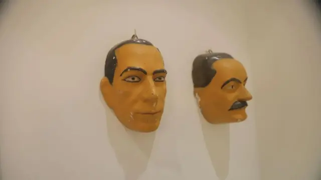 墙上挂着两个面具