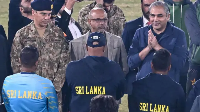 ශ්රී ලංකා සහ පකිස්ථාන ක්රිකට් බලධාරීන් එකිනෙකා සමග කතාබහ කරන අයුරු