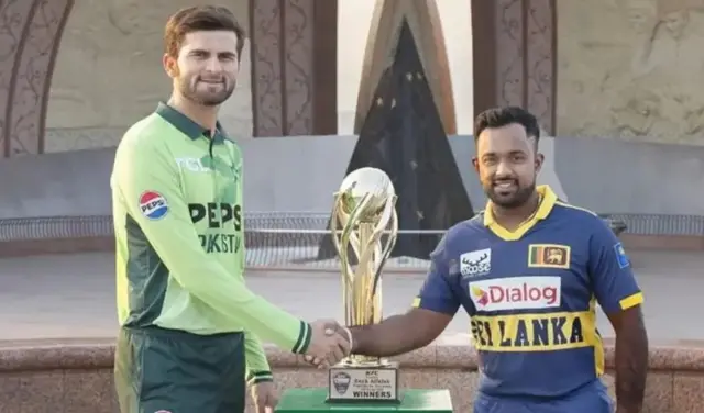 ශ්රී ලංකා නායක චරිත් අසලංක සහ පකිස්ථාන නායක ෂහීන් අෆ්රිඩි අතට දී ආචාර කරමින්. පසුපසින් කුසලානය තබා ඇත.