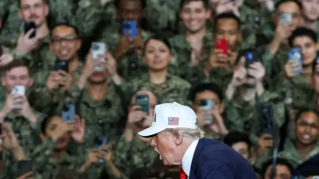 الرئيس الأمريكي دونالد ترامب خلال زيارته لقاعدة يوكوسوكا التابعة للبحرية الأمريكية في يوكوسوكا، اليابان، في 28 أكتوبر/تشرين الأول 2025.