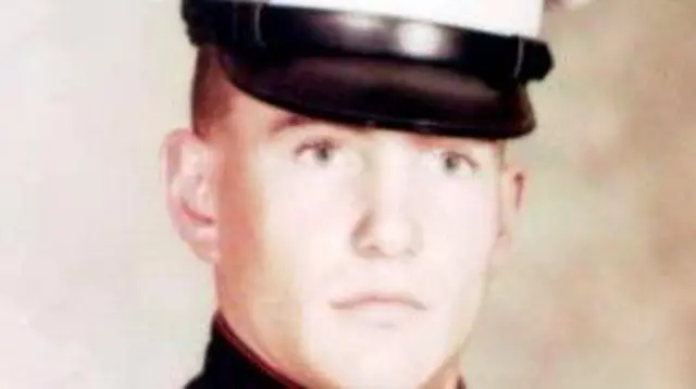 一张卡罗尔先生身穿军装的照片。