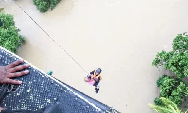 ශ්රී ලංකා ගුවන් හමුදාවේ නිලධාරියෙකු ෂම්සුදීන් කේබලයක ආධාරයෙන් ඉහළට රැගෙන එන අයුරු.