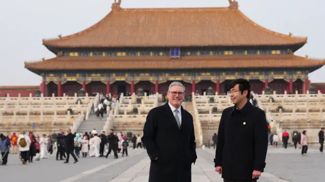 基尔·斯塔默爵士(中)在中方向导陪同下参观北京故宫(29/1/2026)