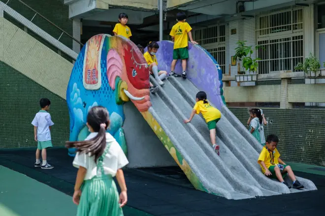 台湾学童在新北市一所小学的滑梯上玩耍
