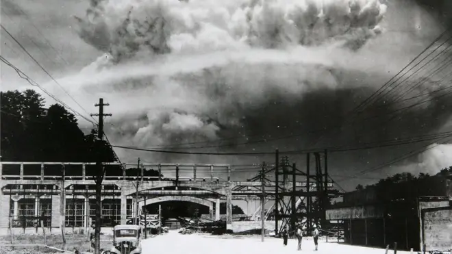1945年8月9日上午11时02分长崎遭受原子弹攻击瞬间当地拍摄的一张照片