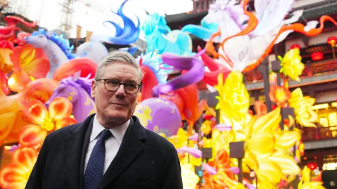 施紀賢爵士參觀上海豫園,在一組飛馬花燈前留影(30/1/2026)