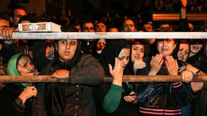 مردمی که برای تماشای اجرای اعدام در ملا عام جمع شدهاند