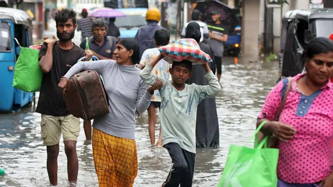 ගංවතුර තත්ත්වය හමුවේ ඉවත්ව යන ජනතාව